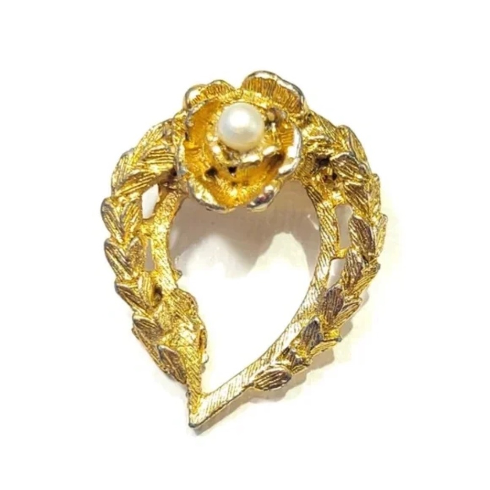 { ❤️ $5 } Vintage Heart Like Wreath Brooch with Pearl